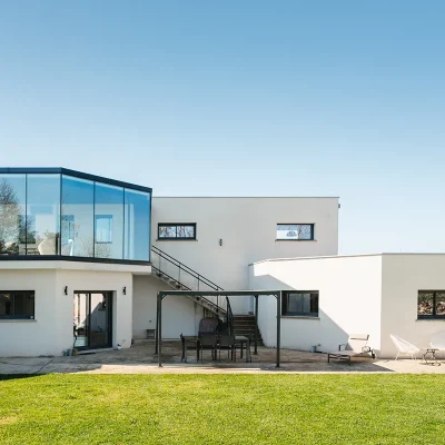 Extension minimaliste au 1er étage d'une maison moderne Rodez