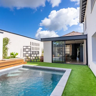 Terrasse aménagée avec pergola et vue dégagée sur la piscine