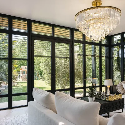 Espace de vie lumineux avec vue sur le jardin à Sébazac